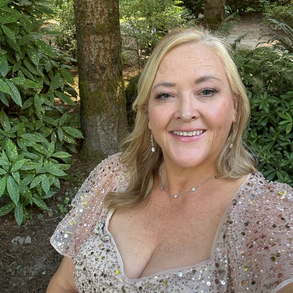 Meet your Posher, Stephanie - Picture 2 of 3